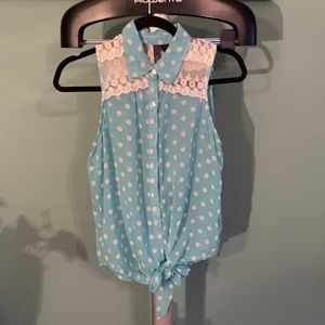 Few lose strings and able to tie at the bottom.